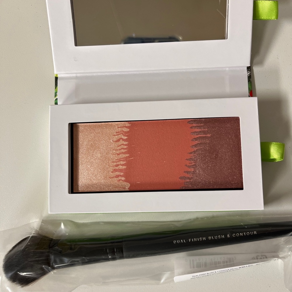 New BareMinerals Exclusive Ombré Pallette Good for Cheeks and Eyes with brush